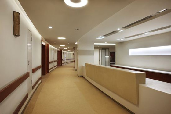 采用香蕉在线播放防火板裝修的香港大學深圳醫院廊道